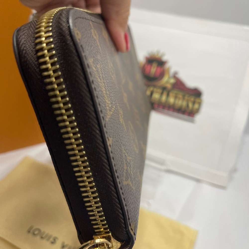 - Louis Vuitton Zippy Wallet in Monogram, comes with dust bag, box and receipt. - Picture 12 of 14